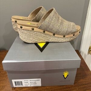 Volatile Ravine size 8